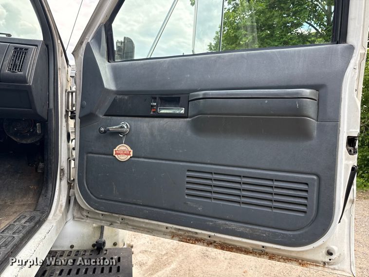 image for item ND9530 2001 GMC C7500 crane truck