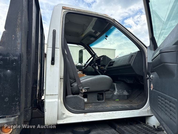 image for item ND9530 2001 GMC C7500 crane truck