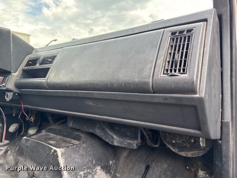 image for item ND9530 2001 GMC C7500 crane truck