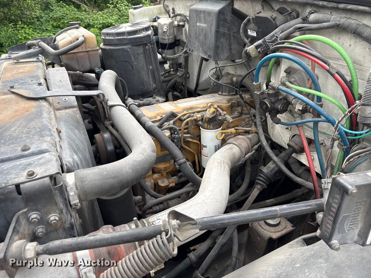 image for item ND9530 2001 GMC C7500 crane truck