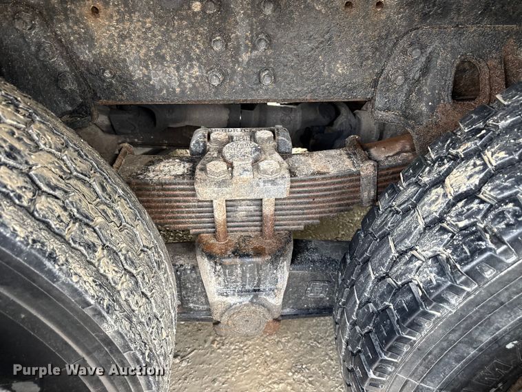 image for item ND9530 2001 GMC C7500 crane truck
