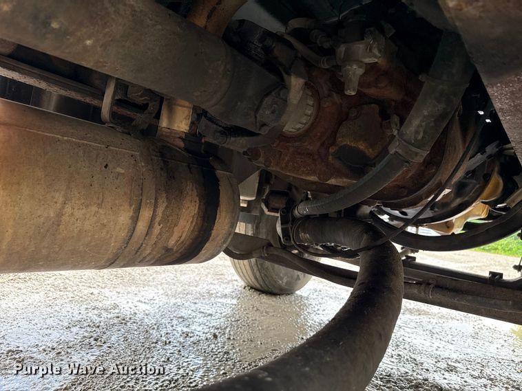 image for item ND9530 2001 GMC C7500 crane truck