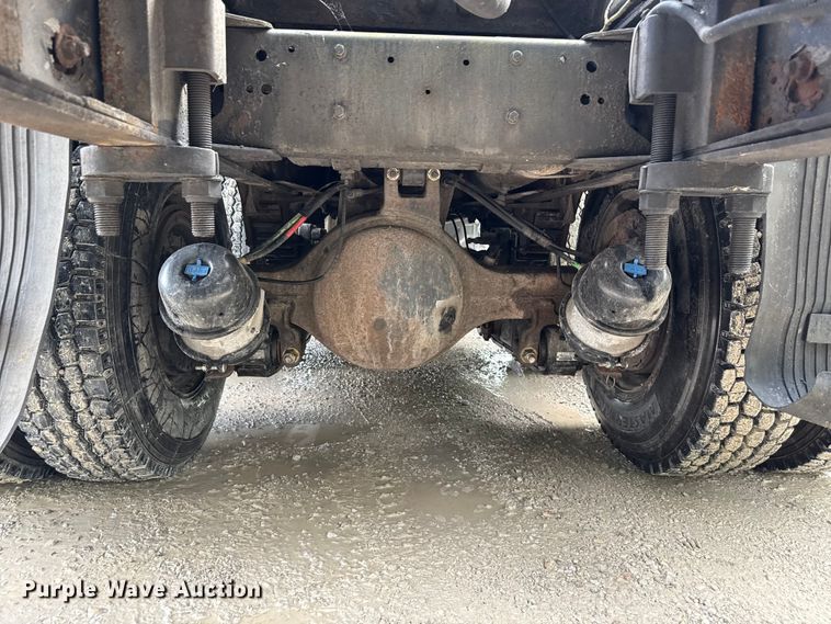 image for item ND9530 2001 GMC C7500 crane truck