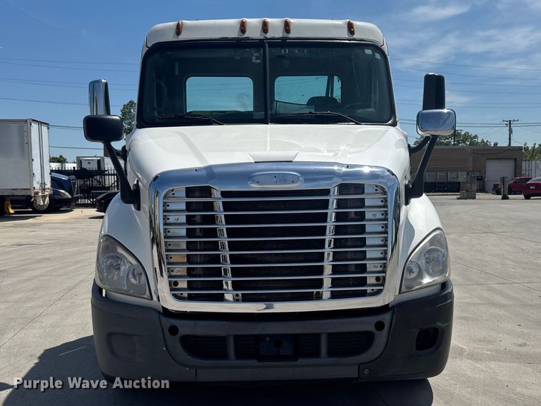 image for item OE9594 2017 Freightliner Cascadia semi truck