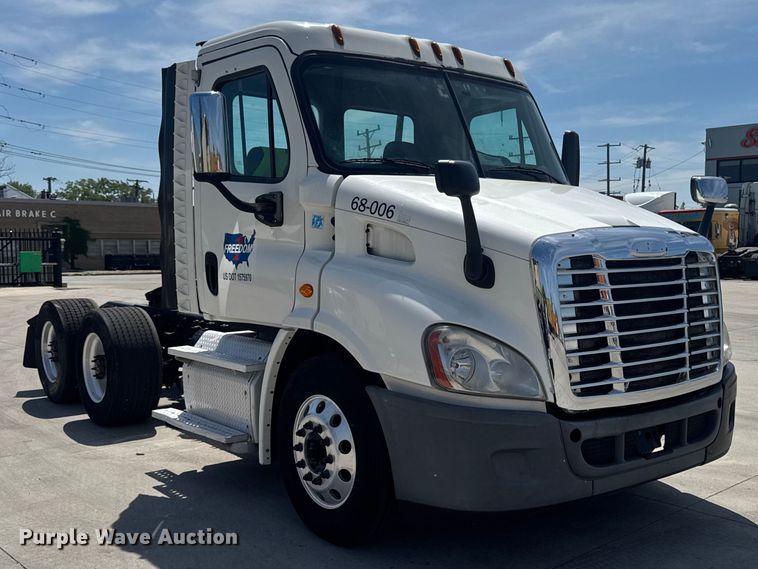 image for item OE9594 2017 Freightliner Cascadia semi truck