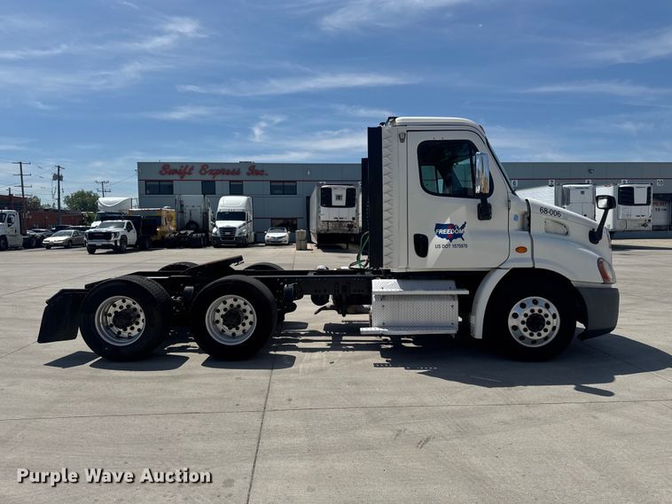 image for item OE9594 2017 Freightliner Cascadia semi truck