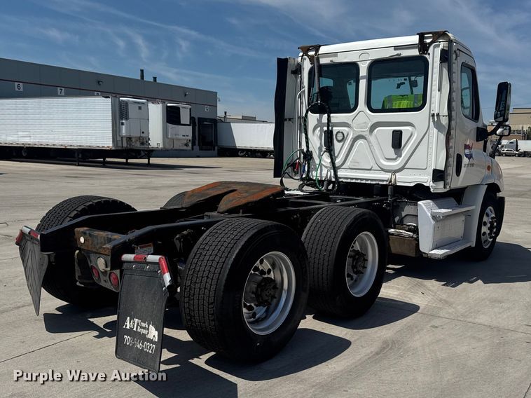 image for item OE9594 2017 Freightliner Cascadia semi truck