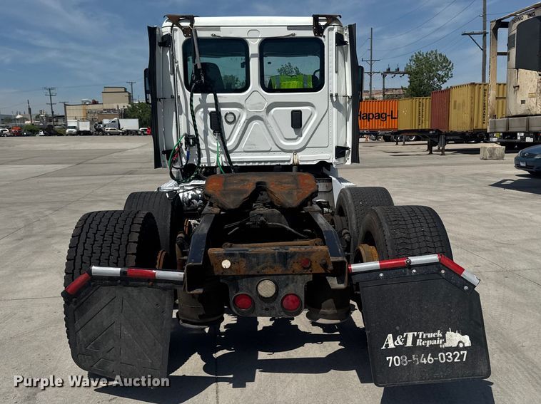 image for item OE9594 2017 Freightliner Cascadia semi truck