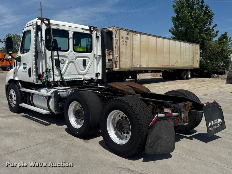 image for item OE9594 2017 Freightliner Cascadia semi truck
