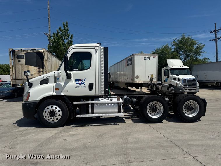 image for item OE9594 2017 Freightliner Cascadia semi truck