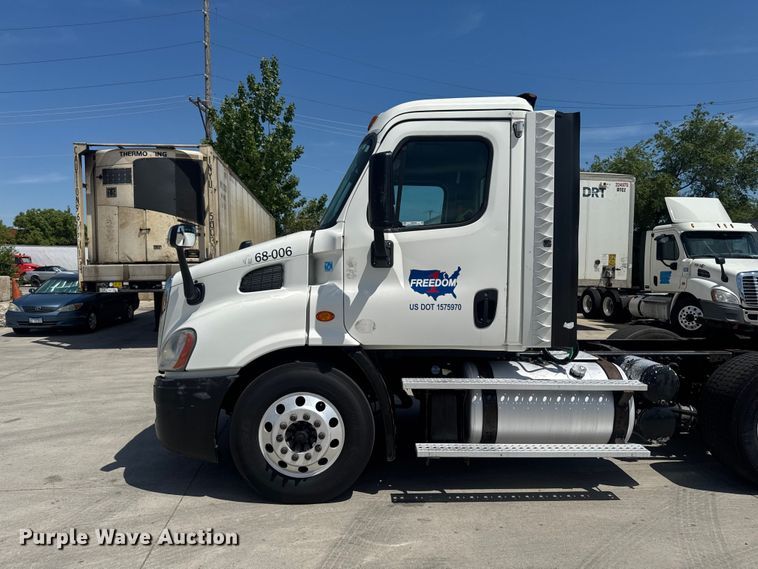 image for item OE9594 2017 Freightliner Cascadia semi truck