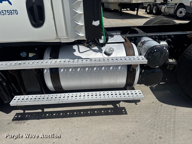 image for item OE9594 2017 Freightliner Cascadia semi truck
