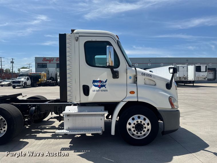 image for item OE9594 2017 Freightliner Cascadia semi truck