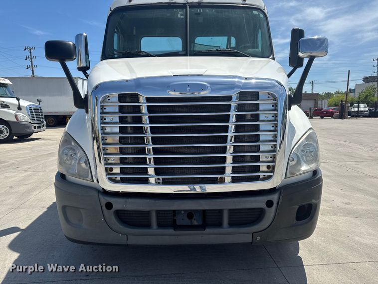 image for item OE9594 2017 Freightliner Cascadia semi truck