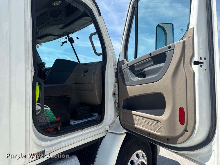 image for item OE9594 2017 Freightliner Cascadia semi truck