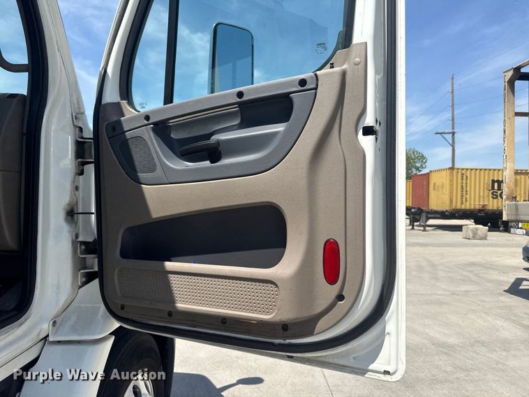 image for item OE9594 2017 Freightliner Cascadia semi truck