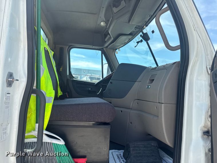 image for item OE9594 2017 Freightliner Cascadia semi truck