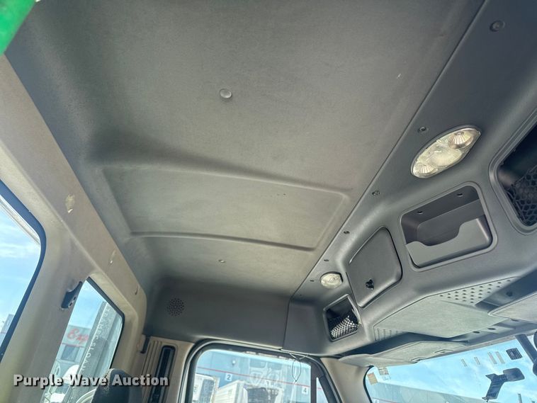 image for item OE9594 2017 Freightliner Cascadia semi truck