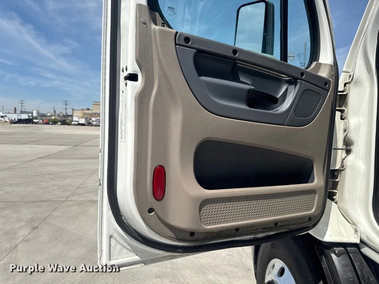 image for item OE9594 2017 Freightliner Cascadia semi truck