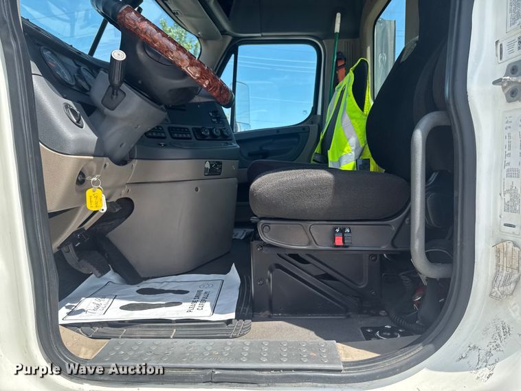 image for item OE9594 2017 Freightliner Cascadia semi truck