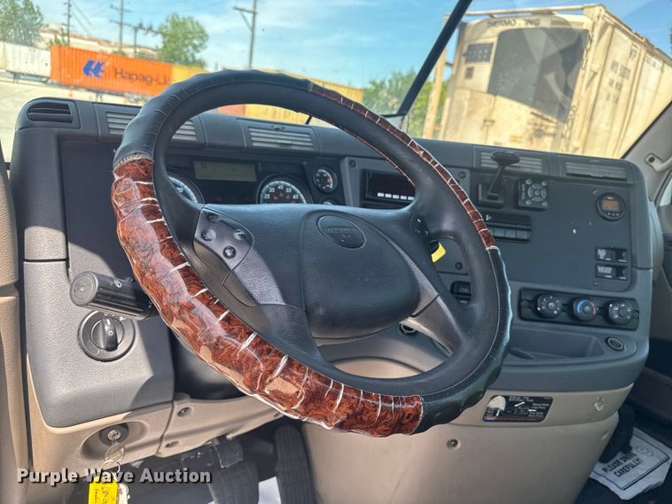 image for item OE9594 2017 Freightliner Cascadia semi truck