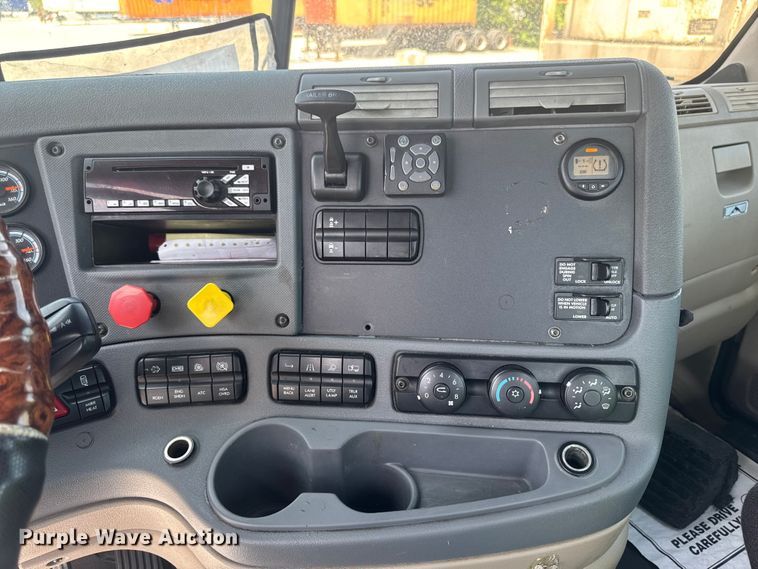 image for item OE9594 2017 Freightliner Cascadia semi truck