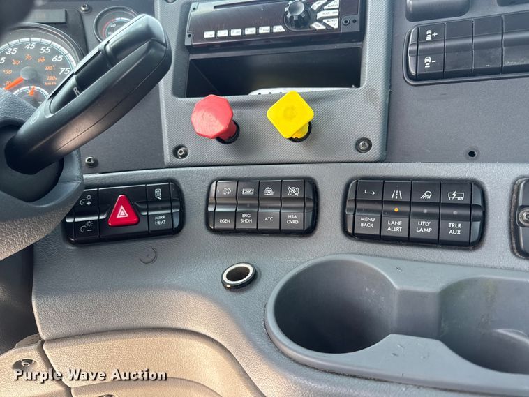 image for item OE9594 2017 Freightliner Cascadia semi truck