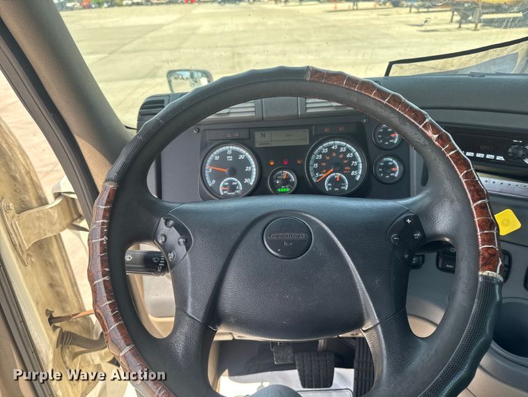 image for item OE9594 2017 Freightliner Cascadia semi truck