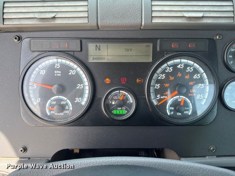 image for item OE9594 2017 Freightliner Cascadia semi truck
