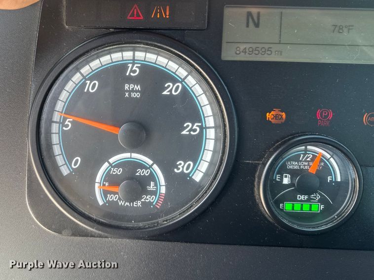 image for item OE9594 2017 Freightliner Cascadia semi truck