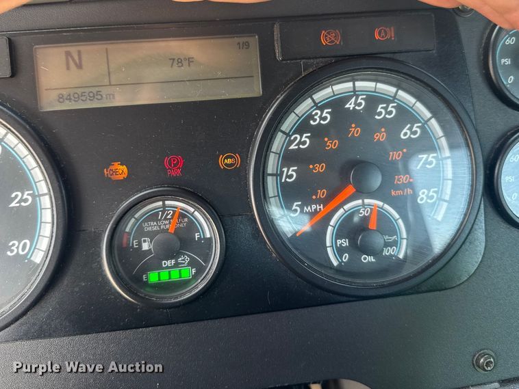image for item OE9594 2017 Freightliner Cascadia semi truck