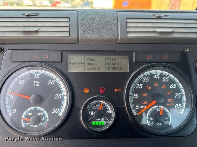 image for item OE9594 2017 Freightliner Cascadia semi truck