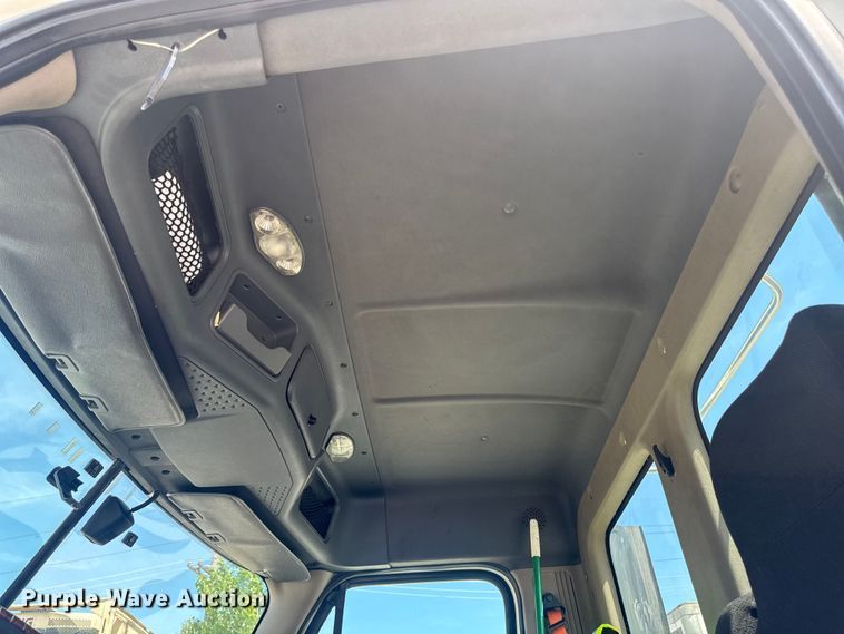 image for item OE9594 2017 Freightliner Cascadia semi truck