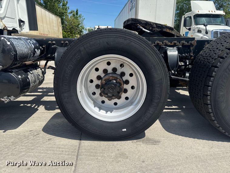image for item OE9594 2017 Freightliner Cascadia semi truck