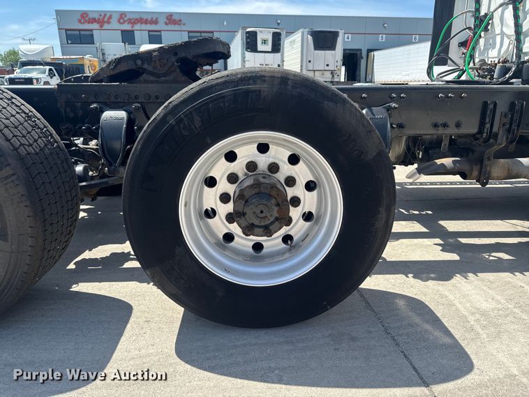 image for item OE9594 2017 Freightliner Cascadia semi truck