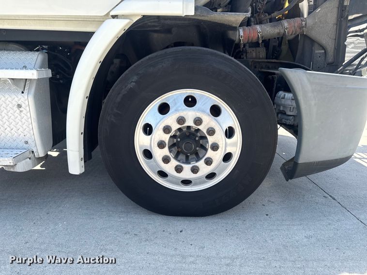 image for item OE9594 2017 Freightliner Cascadia semi truck