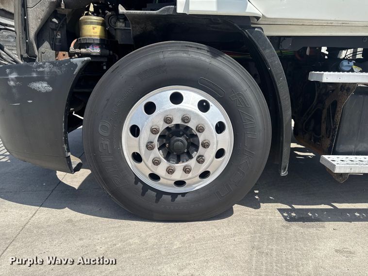 image for item OE9594 2017 Freightliner Cascadia semi truck