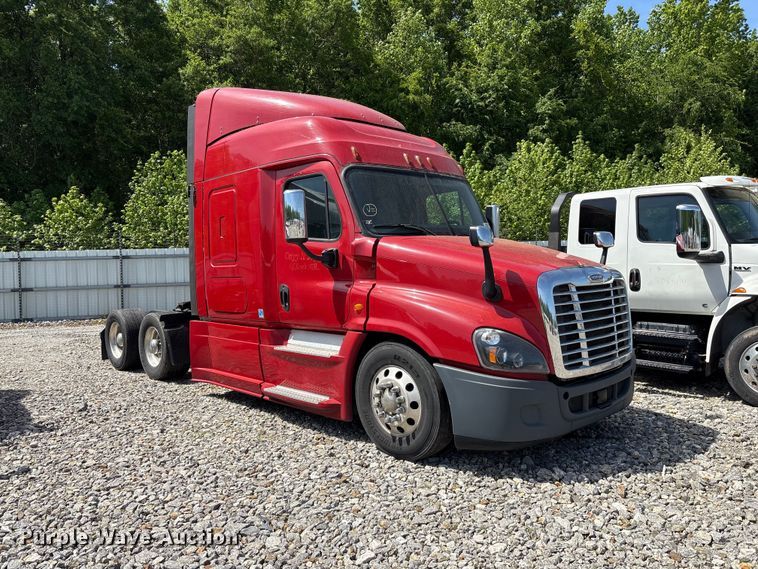 image for item YA1941 2018 Freightliner Cascadia semi truck