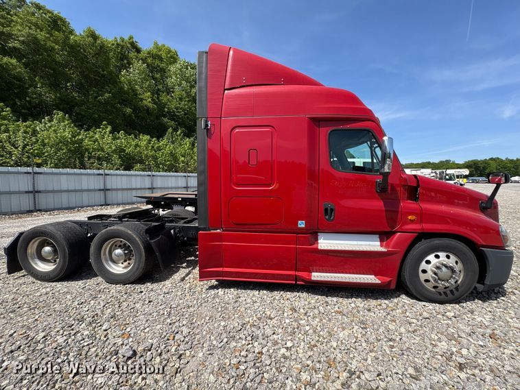 image for item YA1941 2018 Freightliner Cascadia semi truck