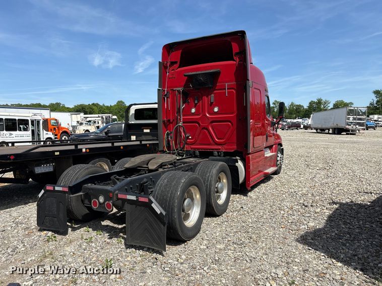 image for item YA1941 2018 Freightliner Cascadia semi truck
