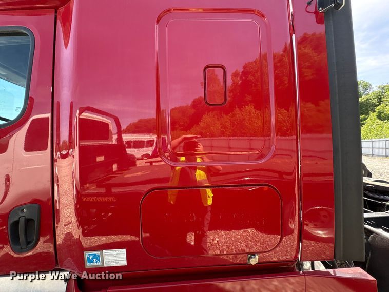 image for item YA1941 2018 Freightliner Cascadia semi truck