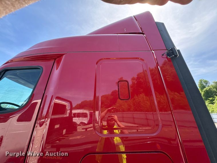 image for item YA1941 2018 Freightliner Cascadia semi truck