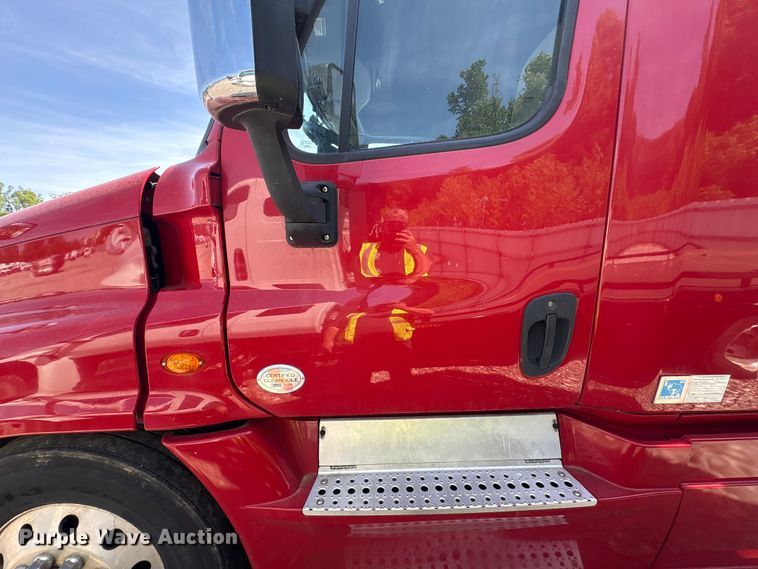 image for item YA1941 2018 Freightliner Cascadia semi truck