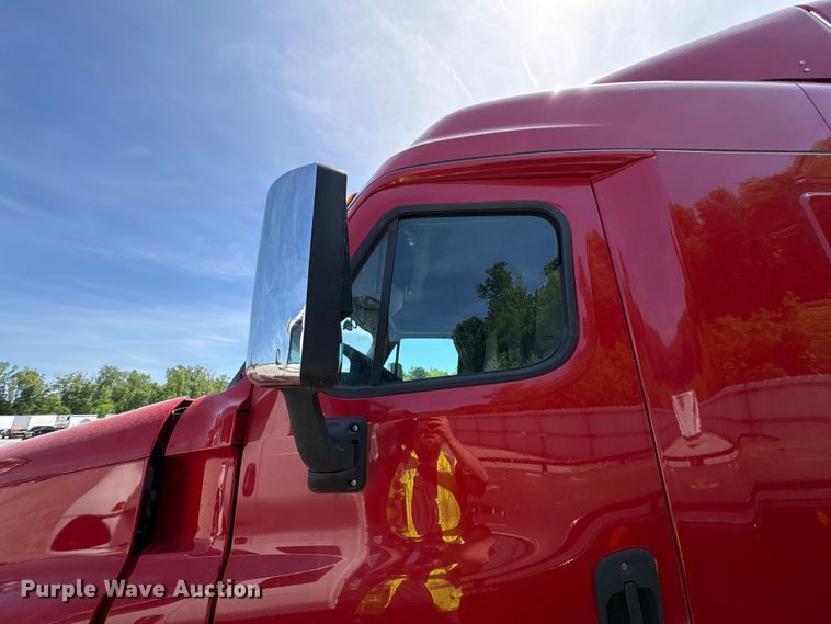 image for item YA1941 2018 Freightliner Cascadia semi truck
