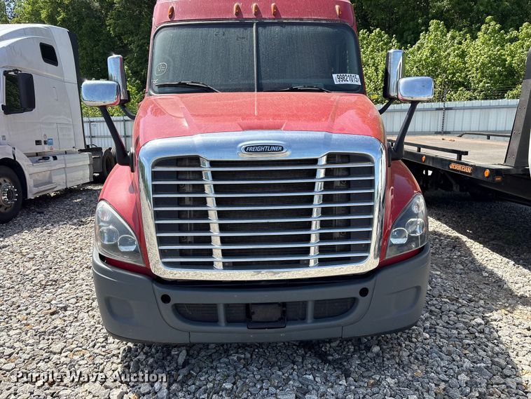 image for item YA1941 2018 Freightliner Cascadia semi truck