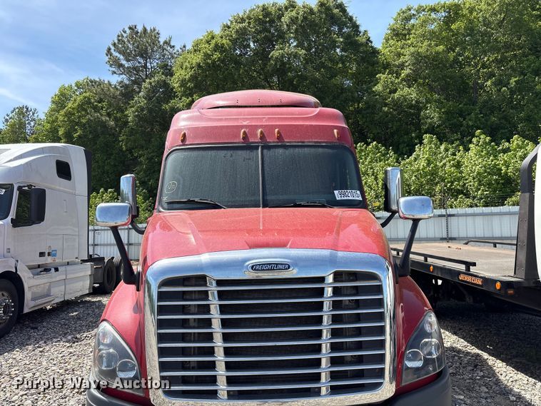image for item YA1941 2018 Freightliner Cascadia semi truck