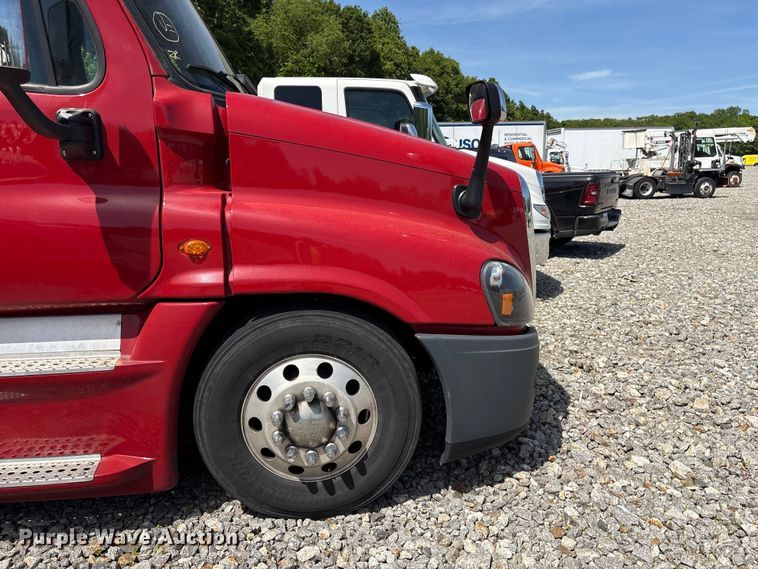 image for item YA1941 2018 Freightliner Cascadia semi truck