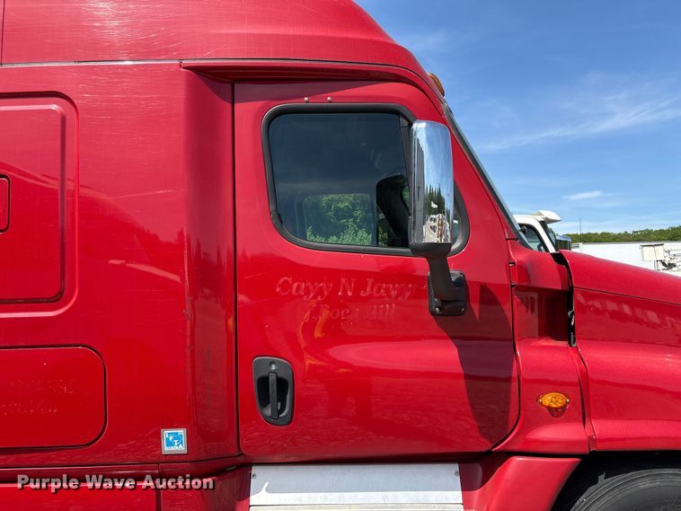 image for item YA1941 2018 Freightliner Cascadia semi truck