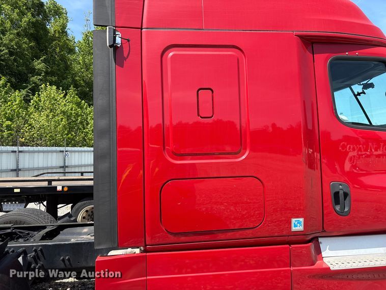 image for item YA1941 2018 Freightliner Cascadia semi truck