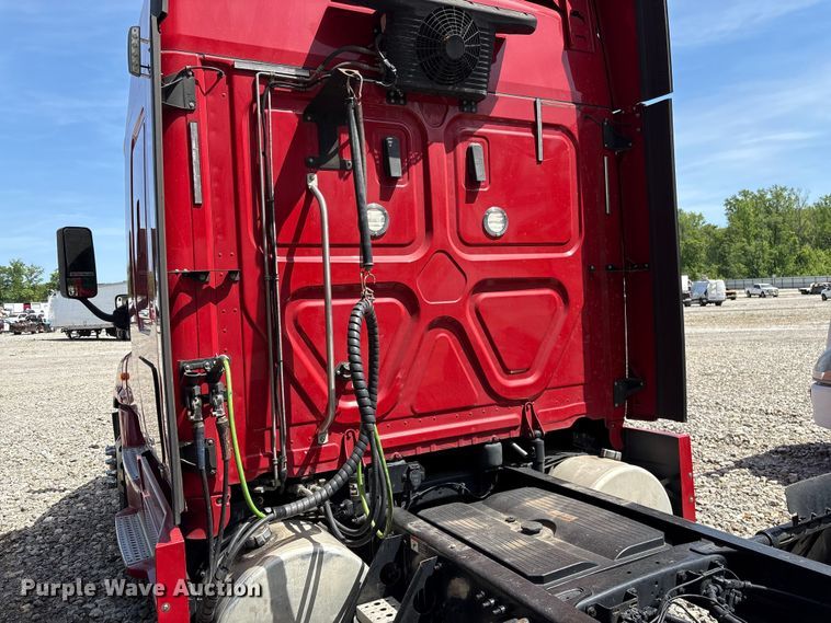 image for item YA1941 2018 Freightliner Cascadia semi truck